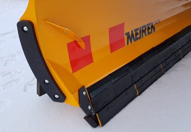 Plastic side protection saves the moldboard