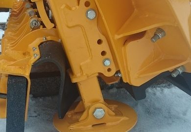 Skid shoes with adjustment mechanism