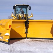 Der Schneepflug VLES für Radlader wurde für die Räumung großer Schneemengen entwickelt.