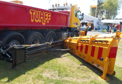 The side wing snow plow KSR is adapted for the mounting of the Swedish road maintenance vehicles